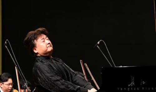 著名钢琴演奏家李坚